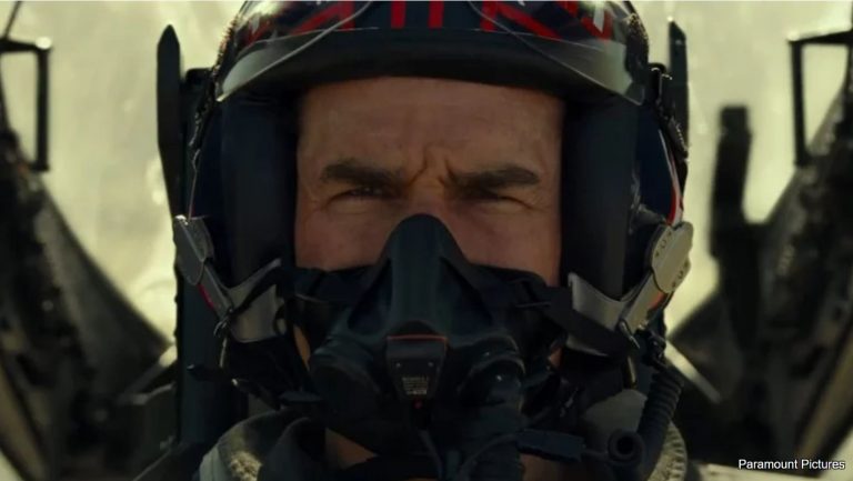 picture of Tom Cruise in a fighterjet in movie Top Gun